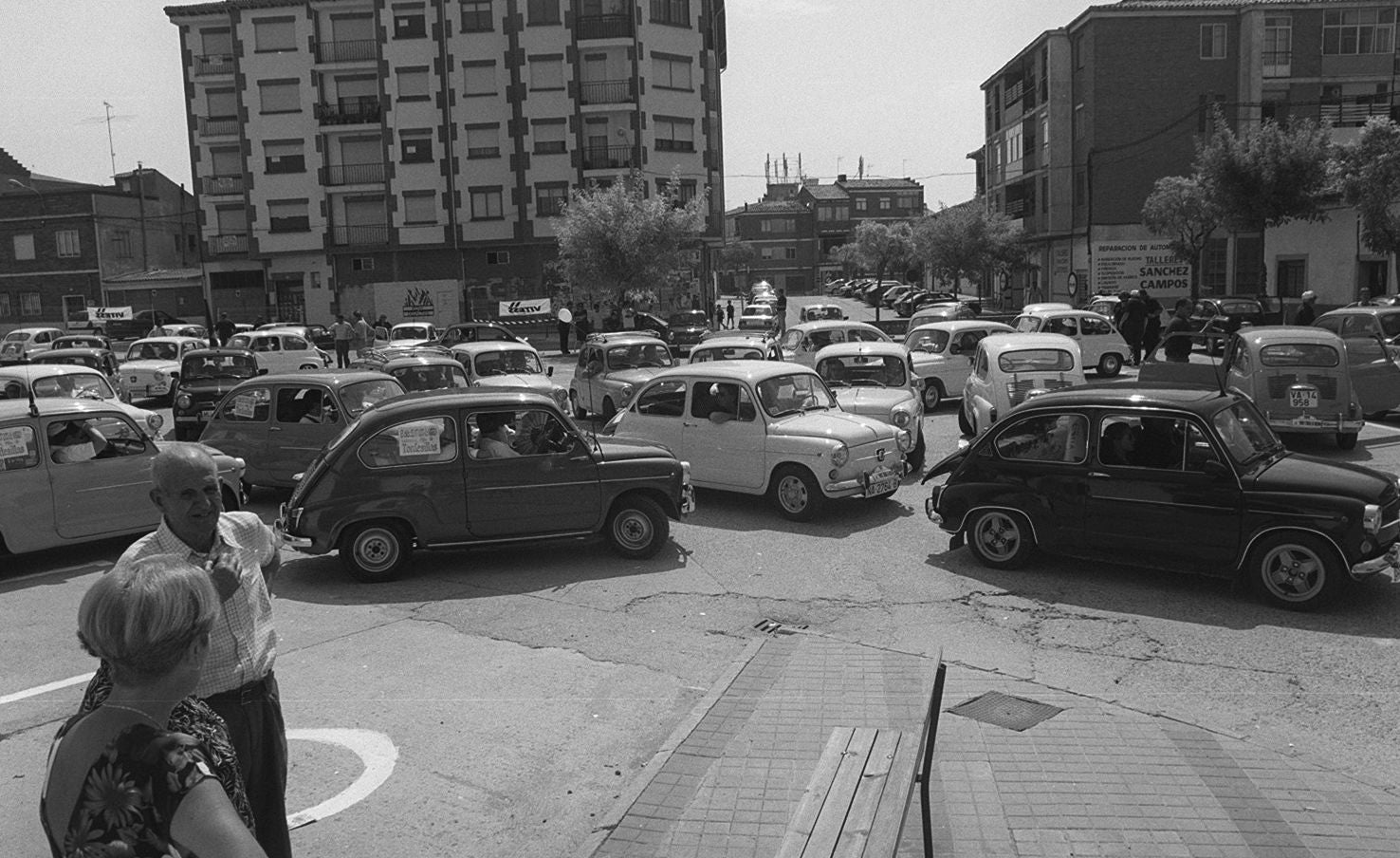 La comitiva de Seat 600 se dispone a salir desde Tordesillas hacia Matapozuelos. 4 de junio de 1999.