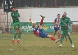 Torres lo intentó de chilena en el tramo final.