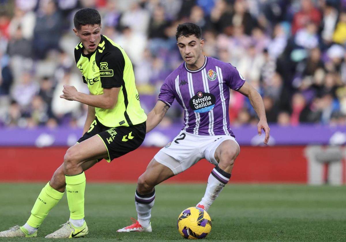 Lucas Rosa controla el balón durante el Real Valladolid-Betis.