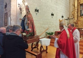 El obispo, Mikel Garciandía, bendice la nueva talla de San Blas en Hornillos de Cerrato.