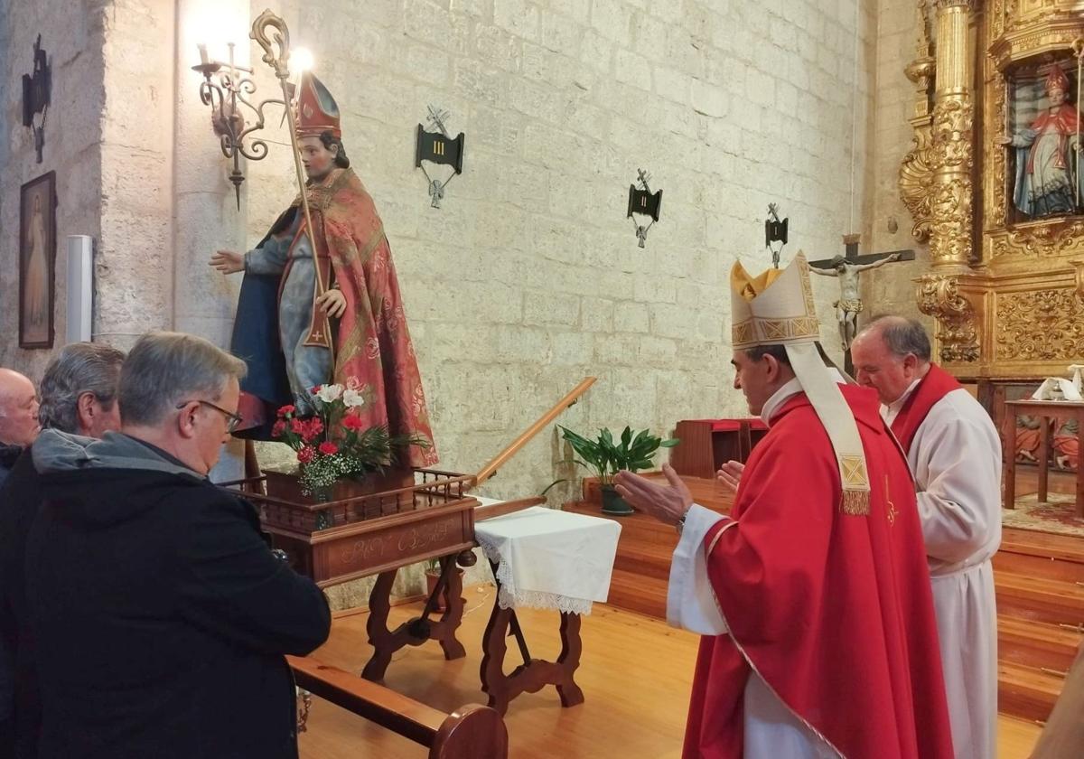 El obispo, Mikel Garciandía, bendice la nueva talla de San Blas en Hornillos de Cerrato.