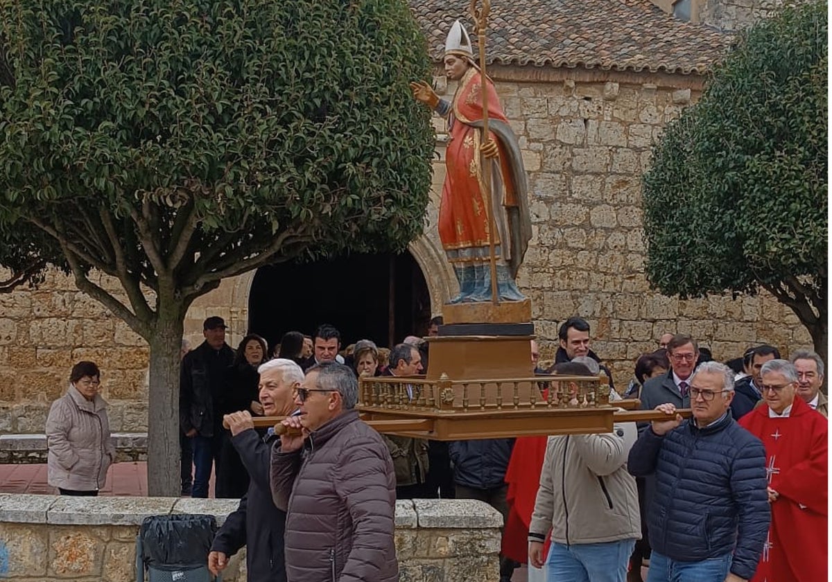 El santo patrón fue portado a hombros desde la iglesia