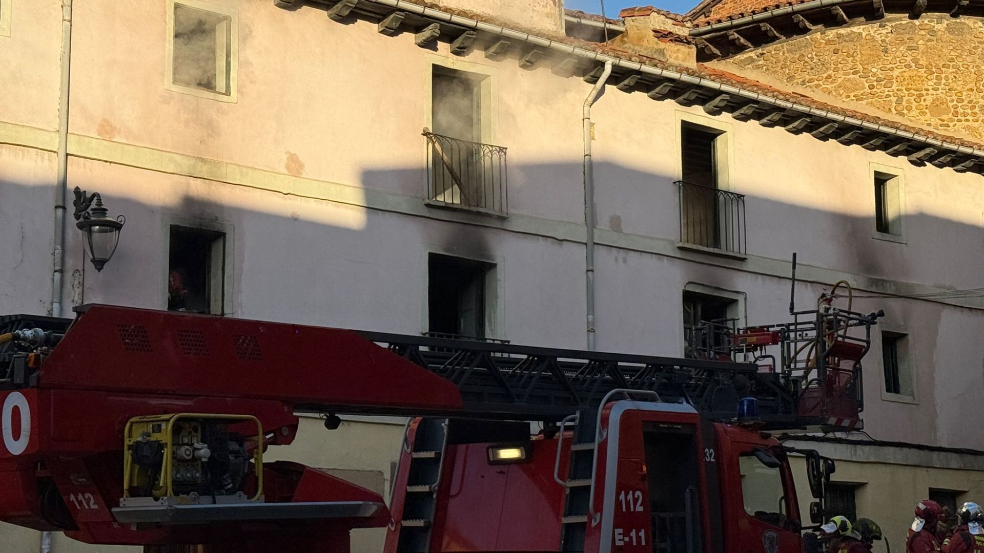 El incendio de la casa okupa de León en imágenes