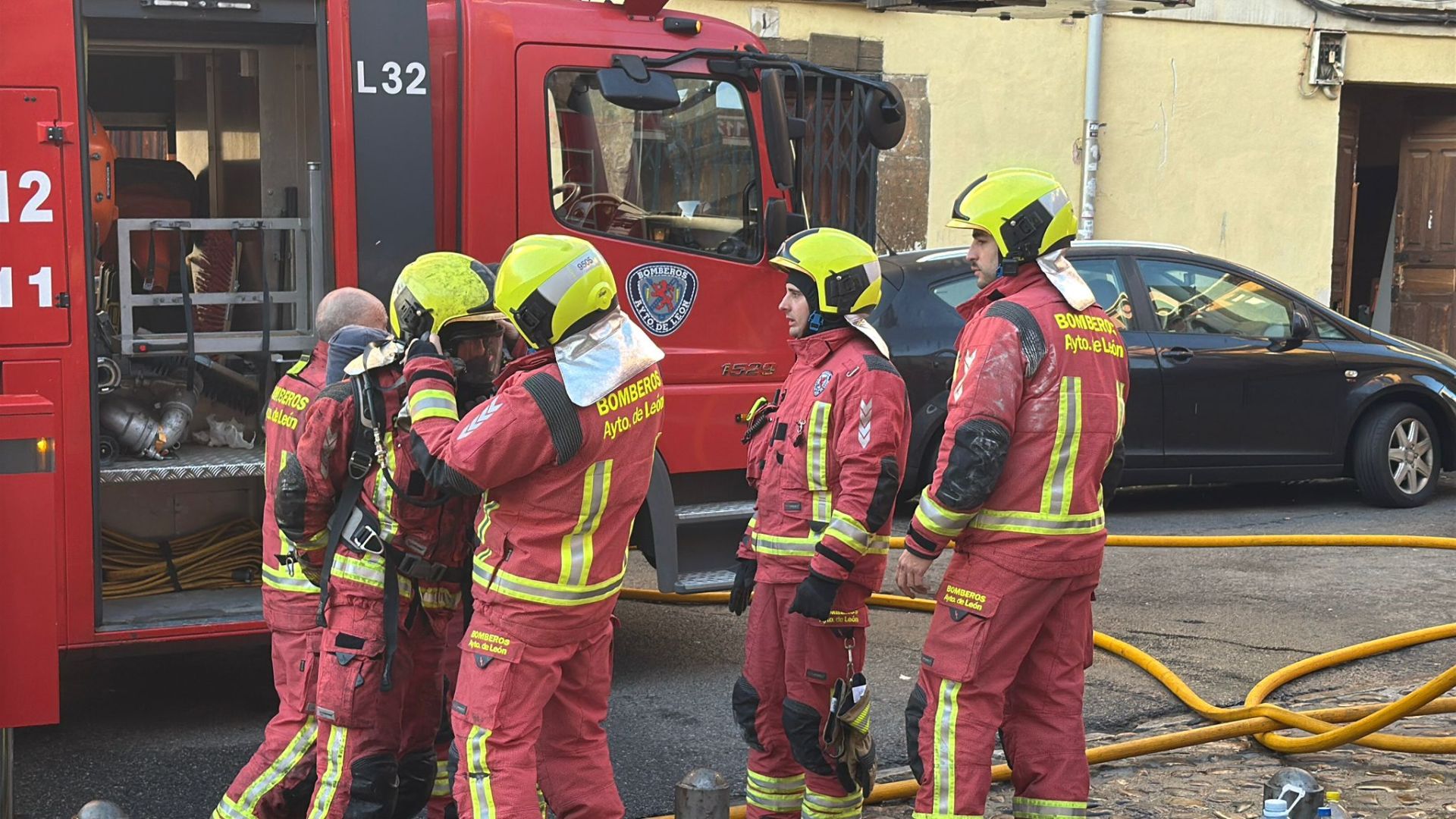 El incendio de la casa okupa de León en imágenes