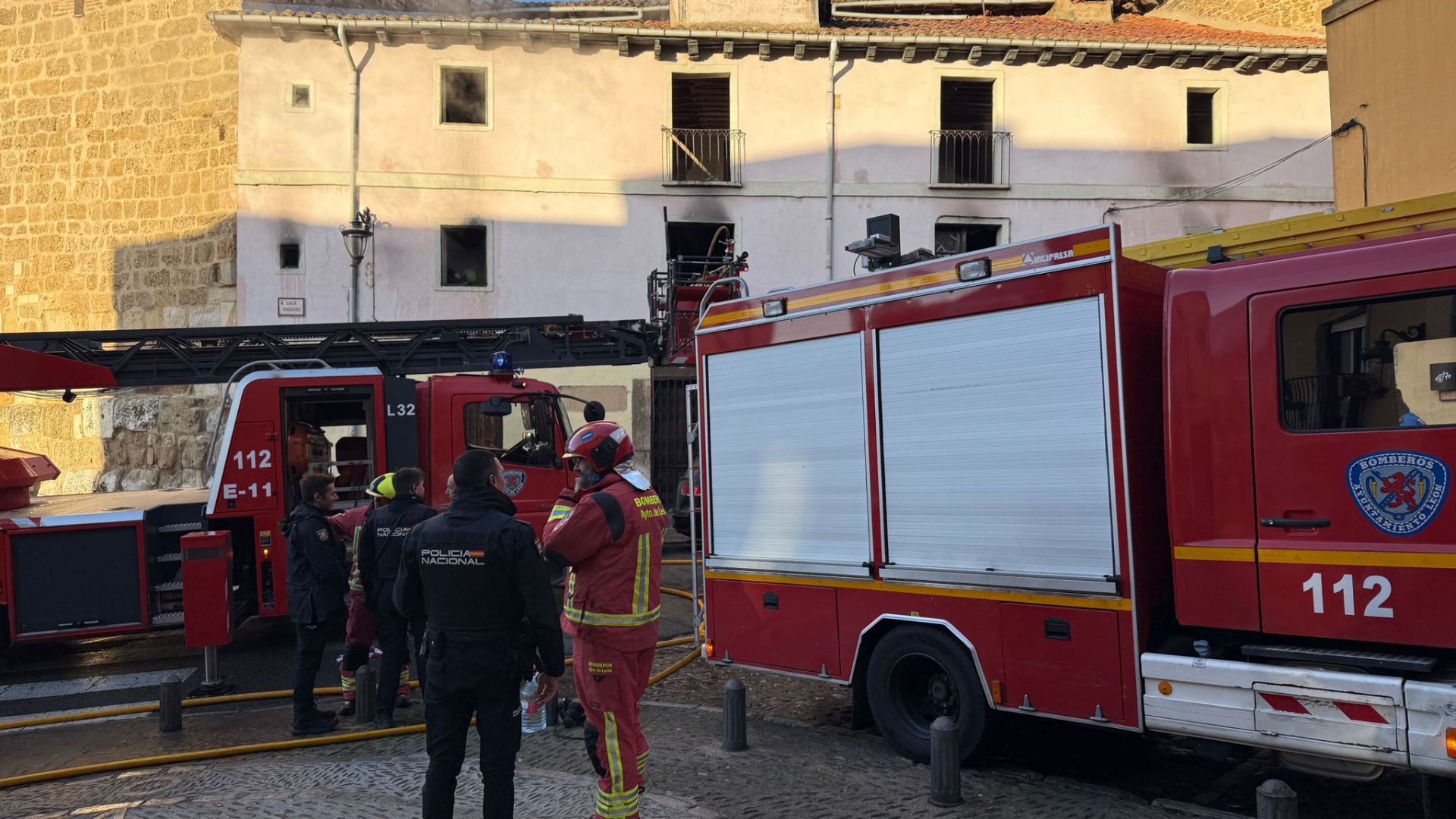 El incendio de la casa okupa de León en imágenes