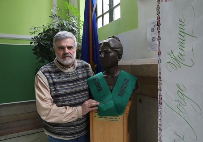 El director, junto al busto de Trinidad Arroyo,que fue alumna del centro.