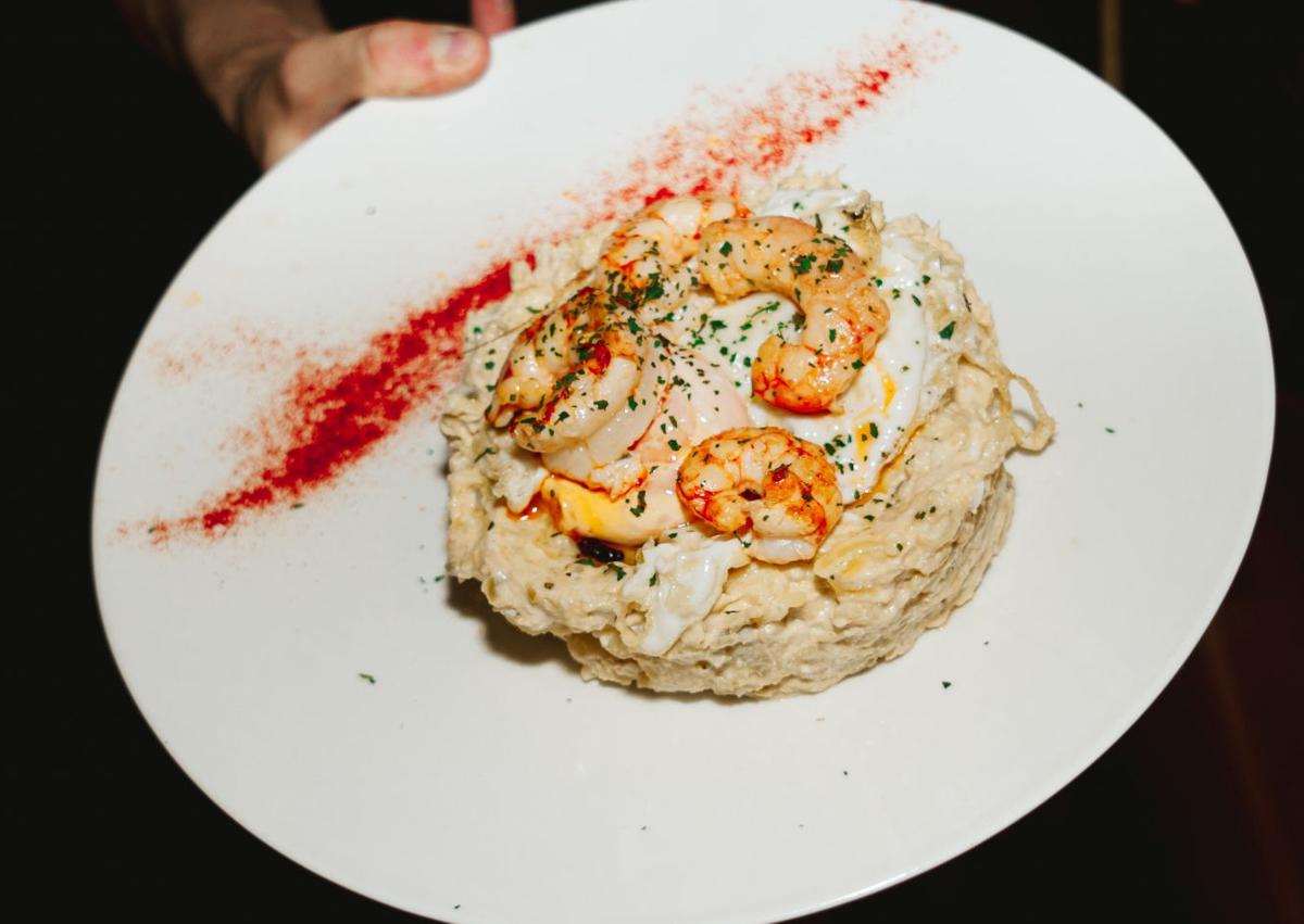 Imagen secundaria 1 - Patatas a la importancia con chipirones, ensaladilla rusa y vino Protos del restaurante Matamales.
