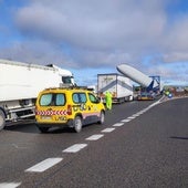 Dos vehículos articulados, uno de ellos con palas eólicas, colisionan en Magaz