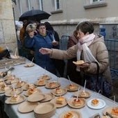 El reparto del postre de Las Candelas endulza una tarde desapacible