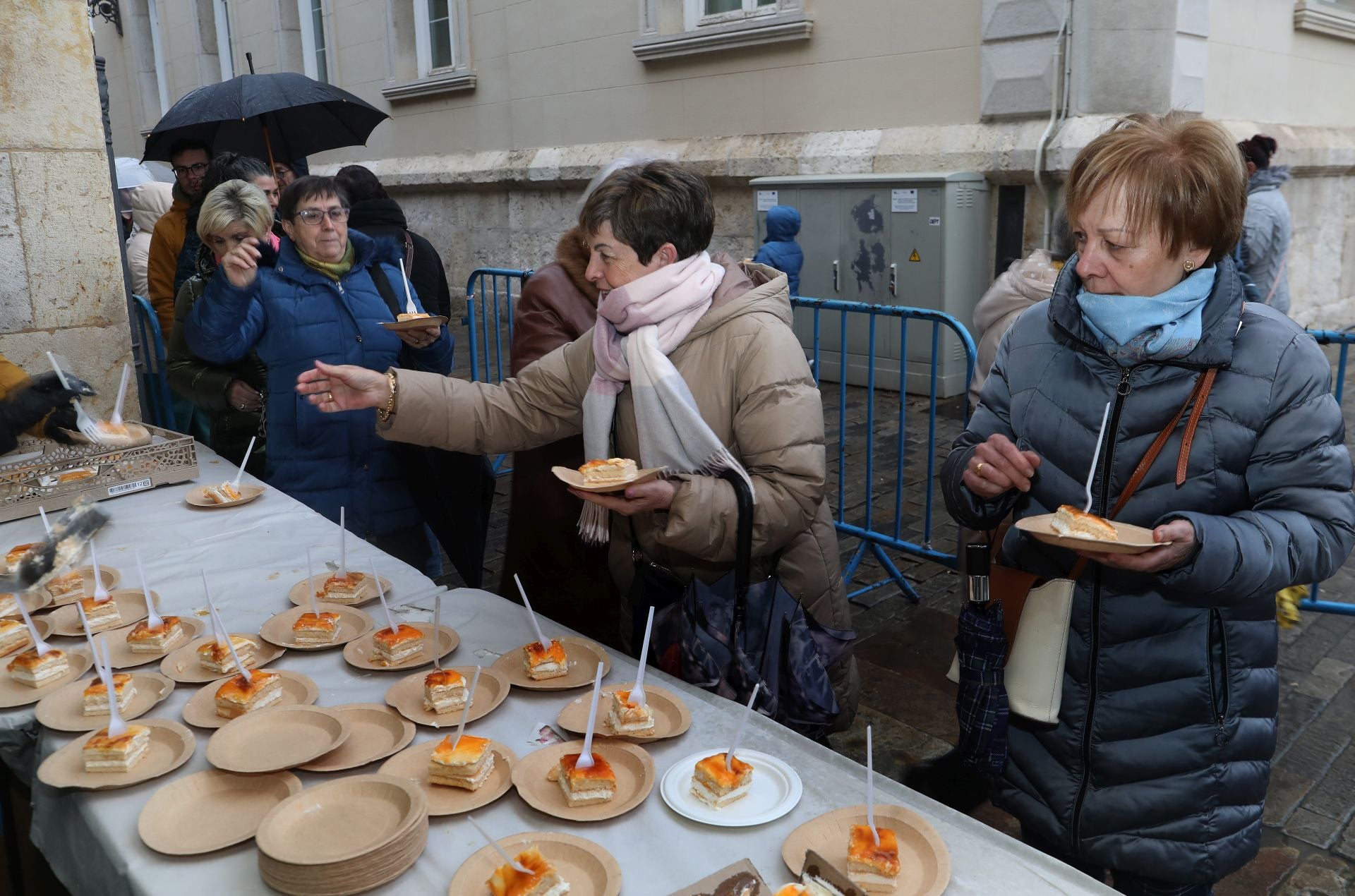 El postre de las Candelas se reparte en la Plaza Mayor