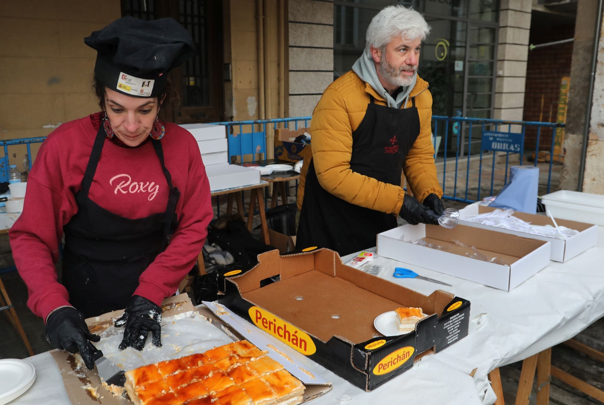 El postre de las Candelas se reparte en la Plaza Mayor