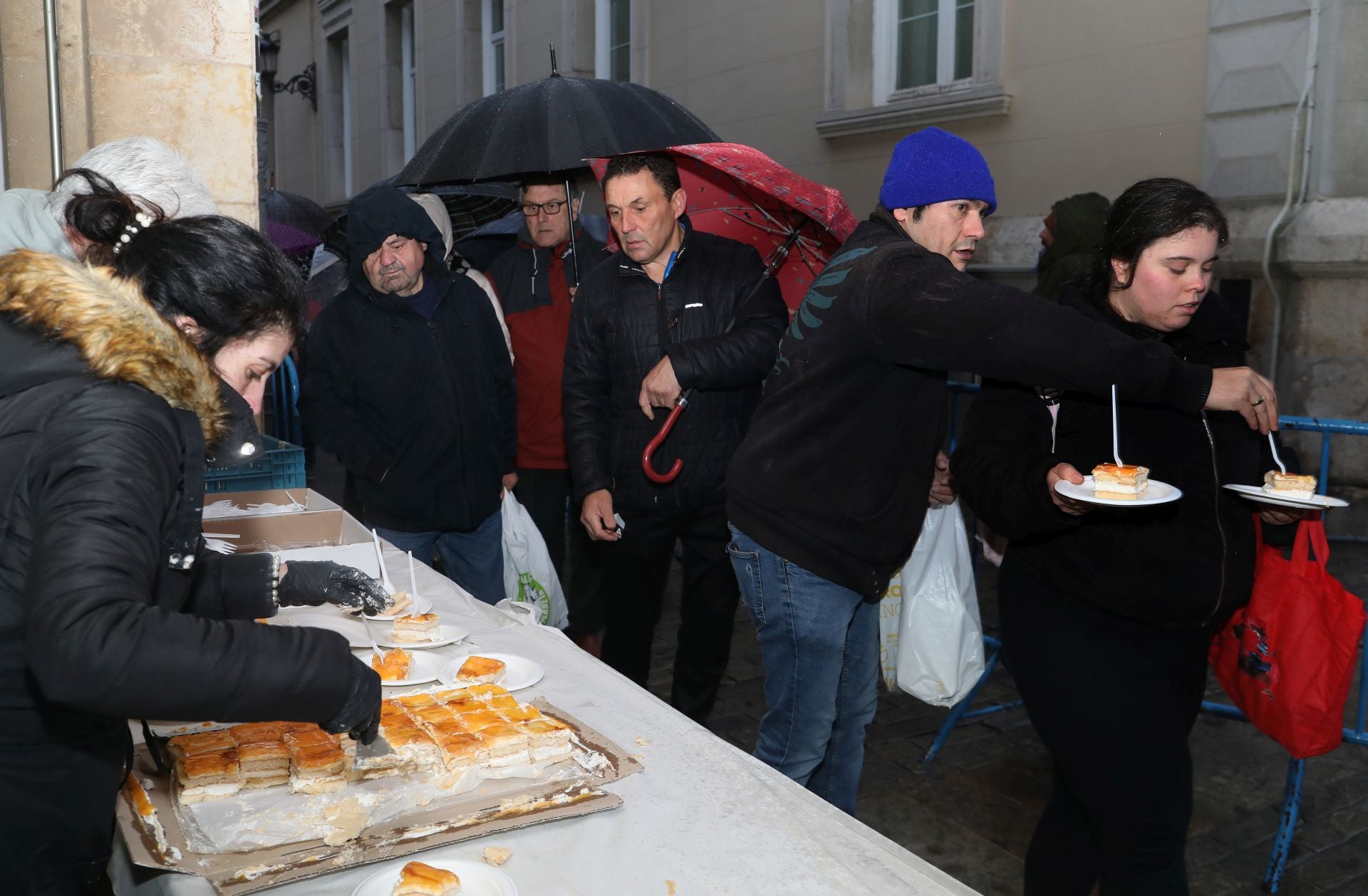 El postre de las Candelas se reparte en la Plaza Mayor