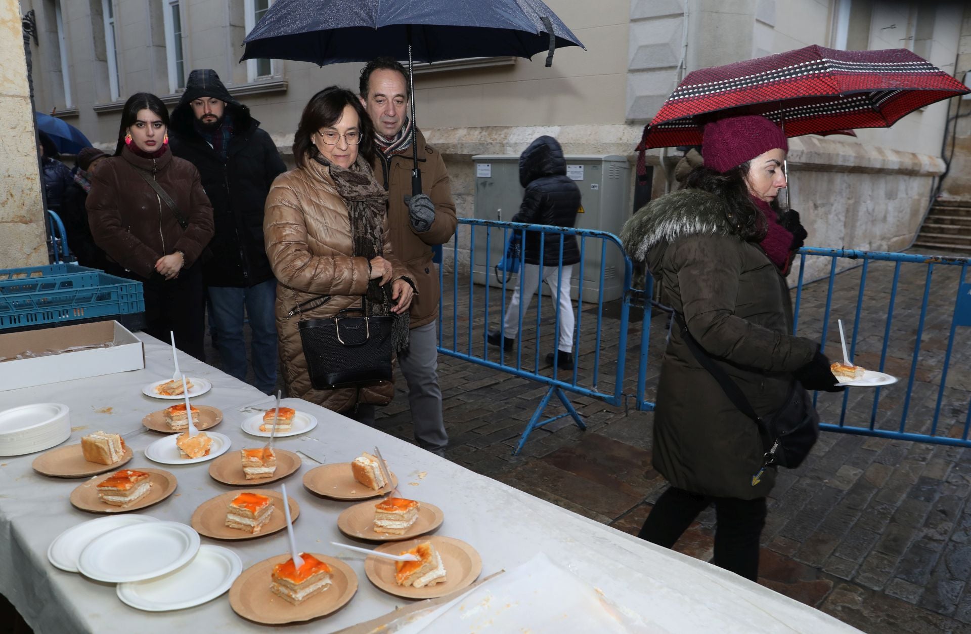 El postre de las Candelas se reparte en la Plaza Mayor