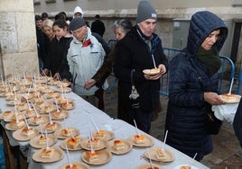 El postre de las Candelas se reparte en la Plaza Mayor