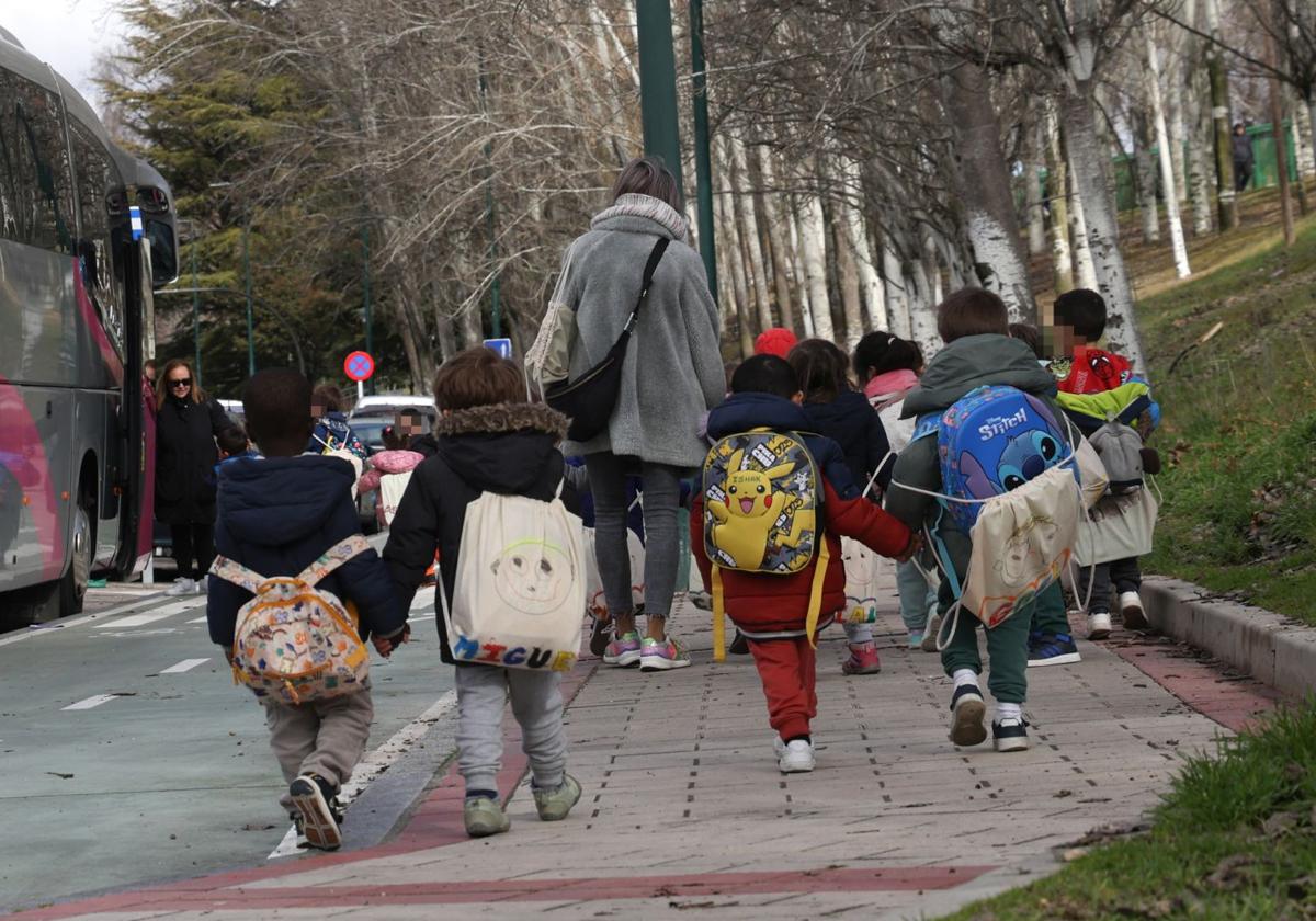 Varios escolares del colegio Narciso Alonso Cortés, en otra ruta escolar, se encaminan hacia el autocar.