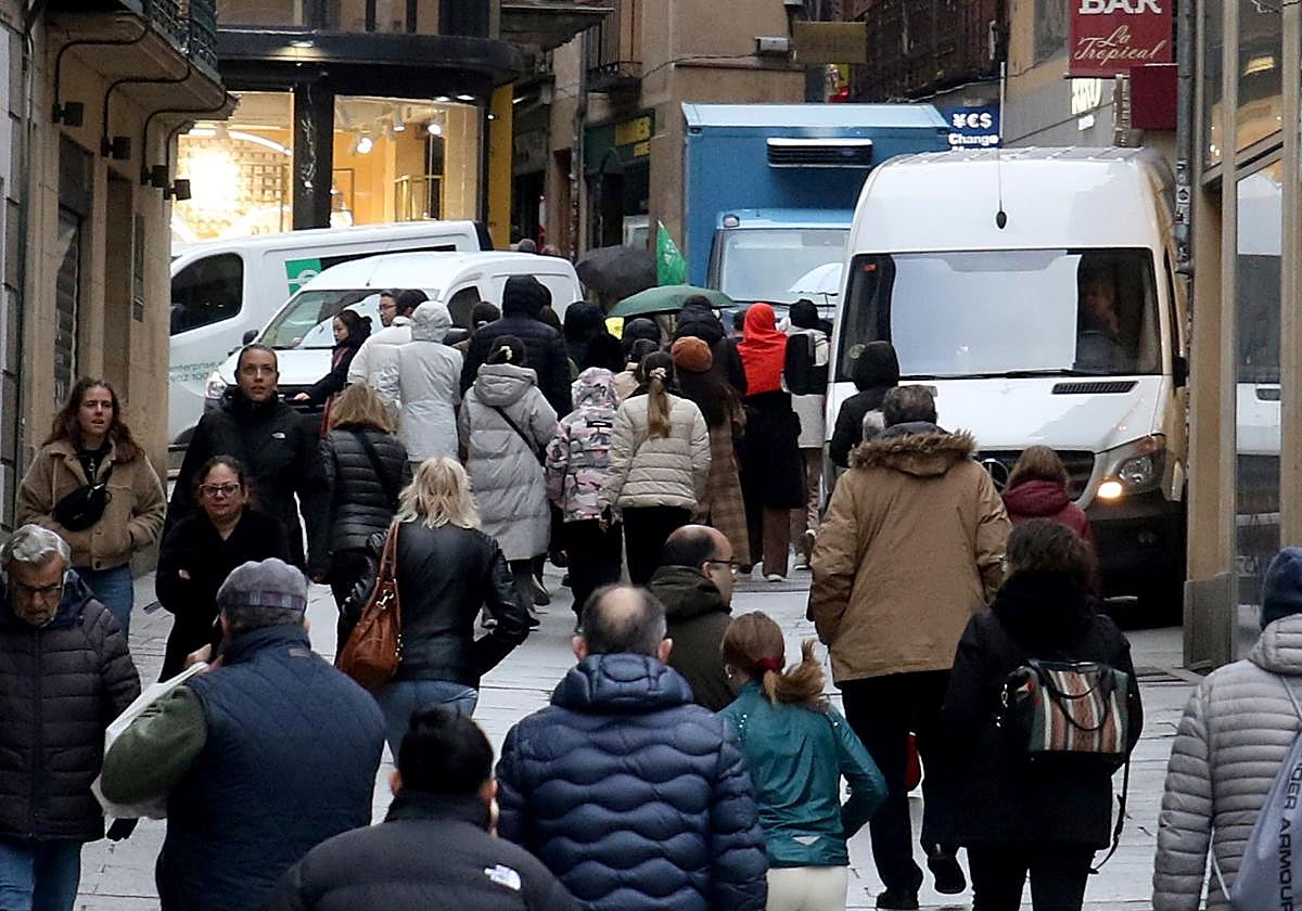 Varias furgonetas de carga y descarga, en la Calle Real de Segovia.