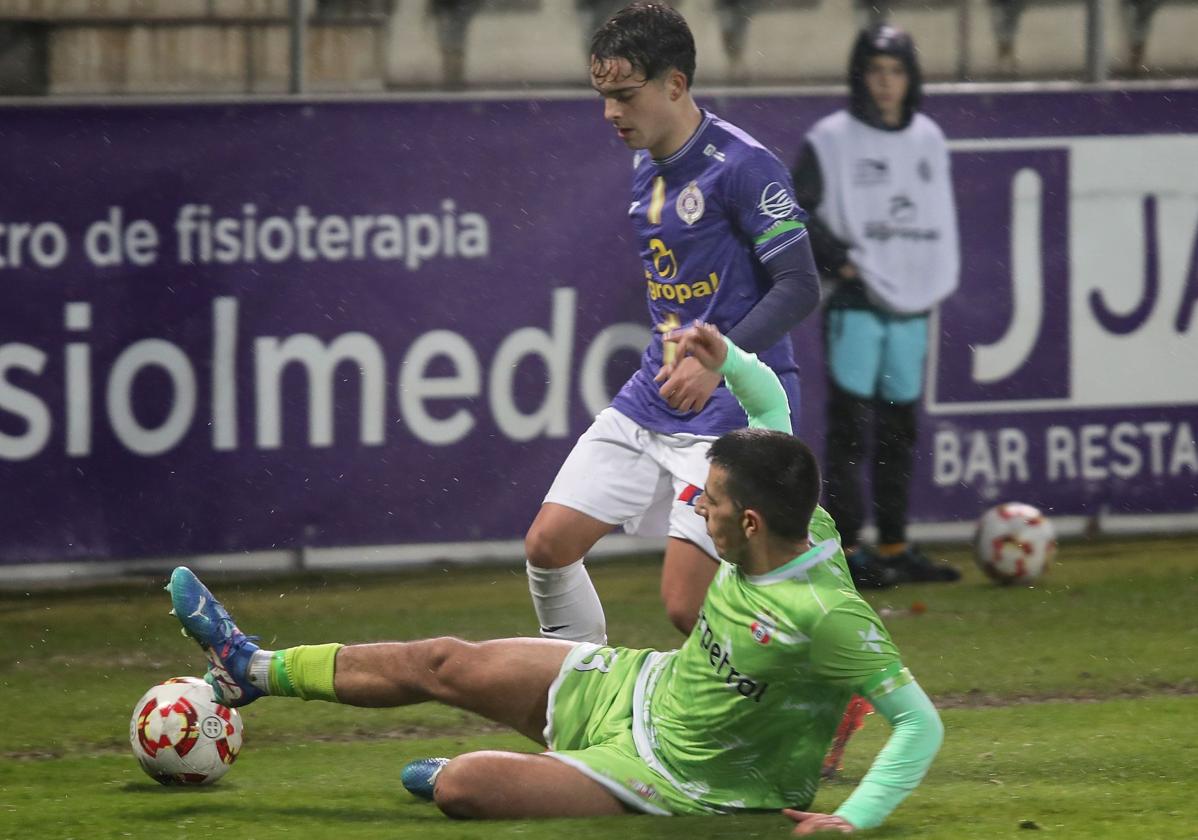 Cesitar, el autor del gol del Palencia Cristo, intenta salvar la entrada a ras de suelo de un rival.