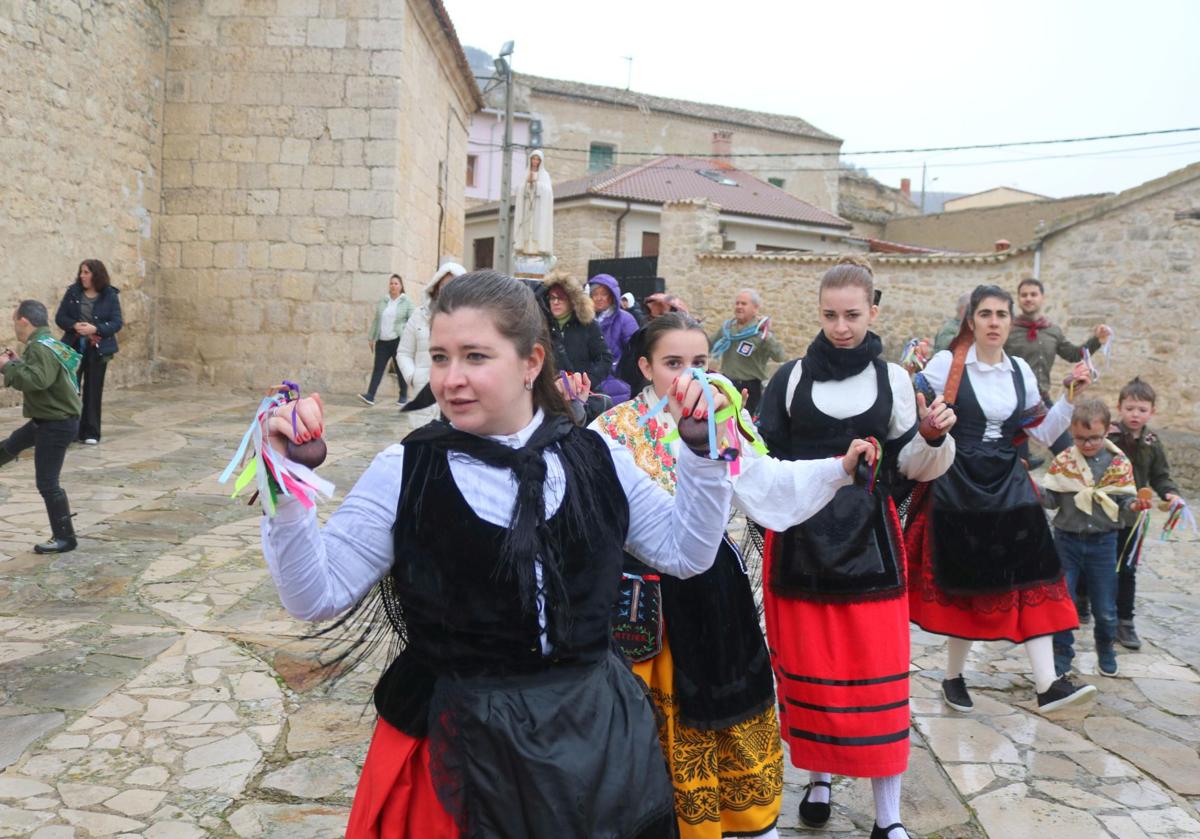 Danzantes en la procesión en honor a la Virgen de las Candelas en Hornillos de Cerrato.