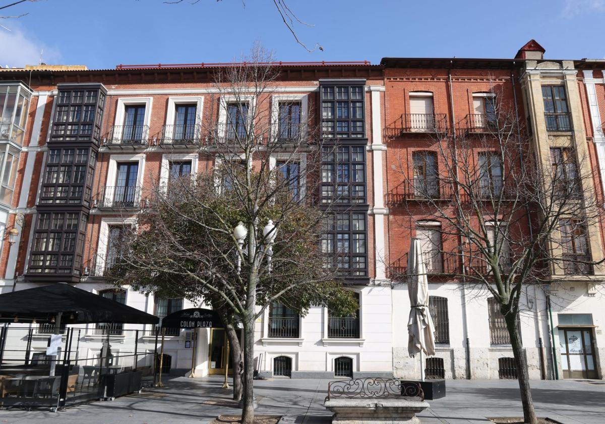 El Hotel Colón Plaza y a la derecha el edificio en el que se ampliarán sus instalaciones.