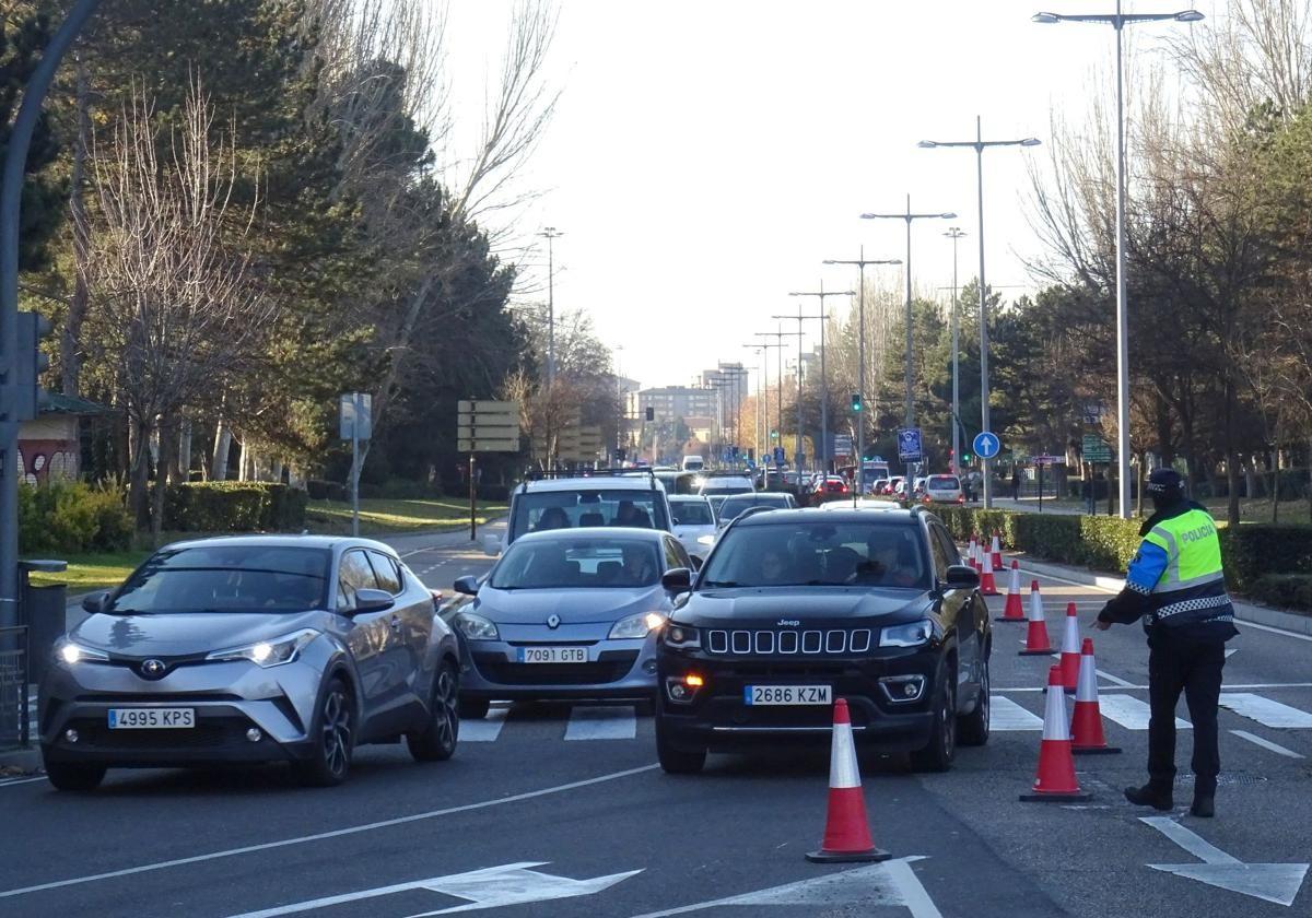 Un agente desvía el tráfico en la avenida de Salamanca hacia el puente de Poniente.