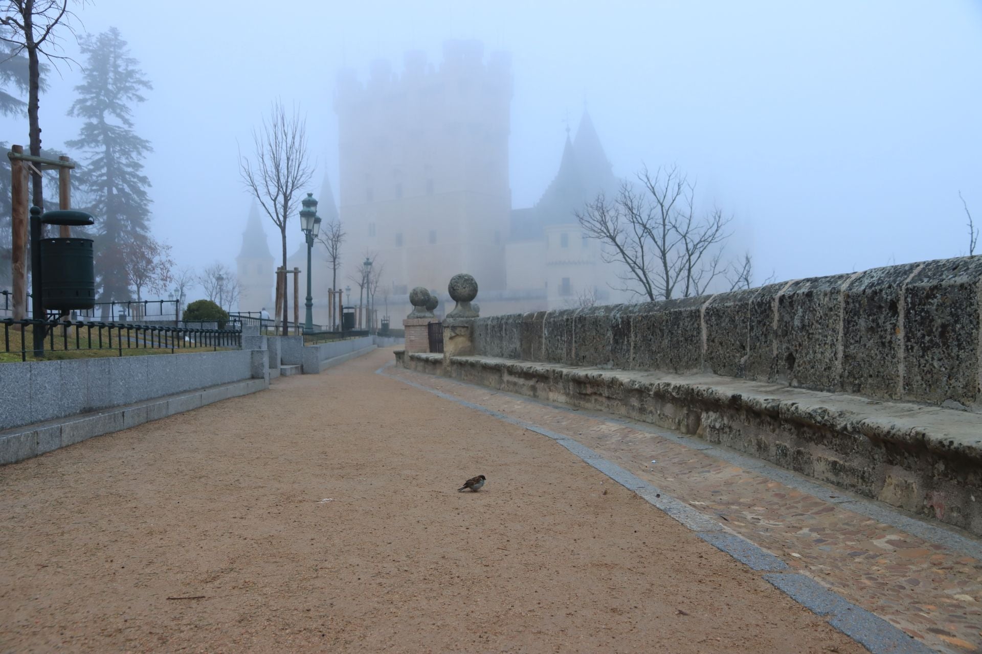 Segovia amanece envuelta en niebla