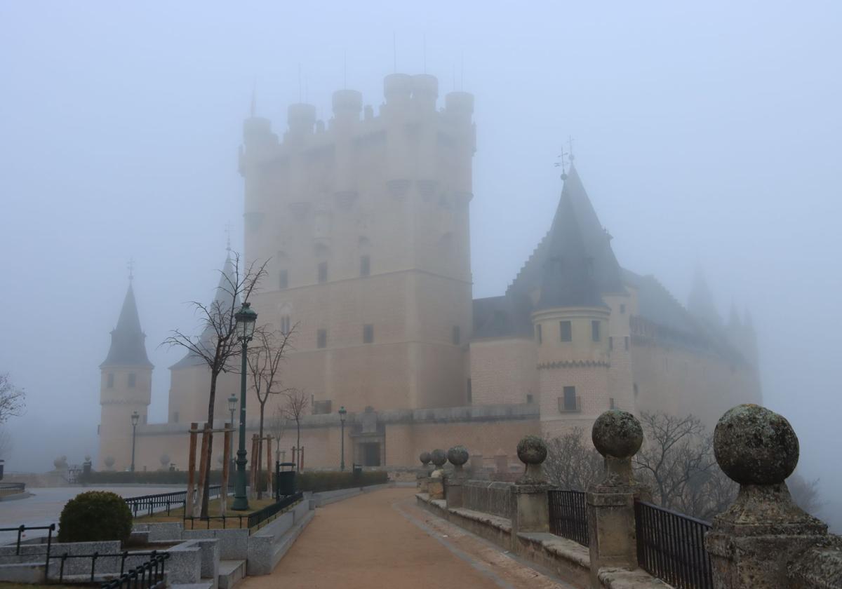 Segovia amanece envuelta en niebla