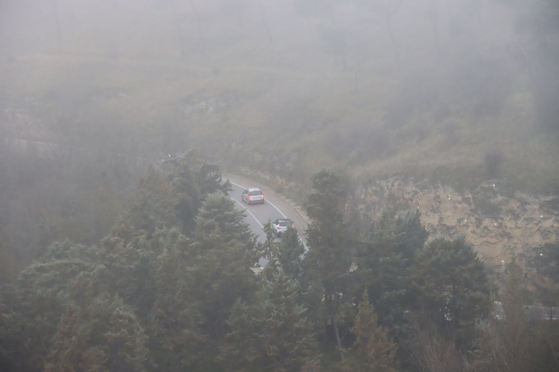 Segovia amanece envuelta en niebla