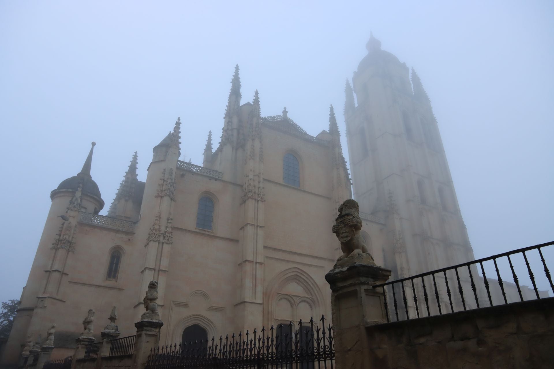 Segovia amanece envuelta en niebla