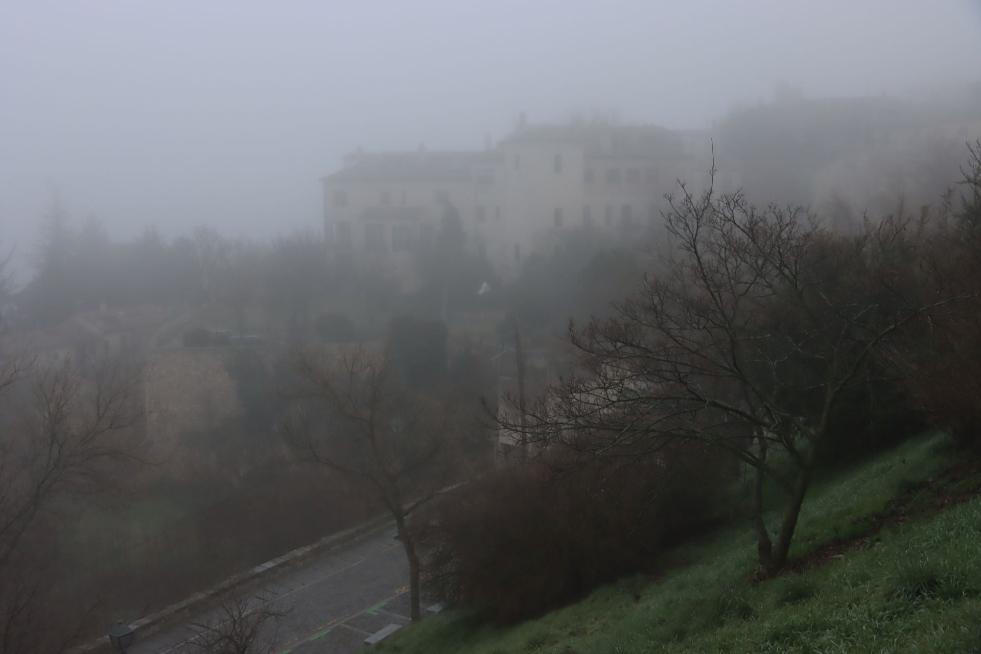 Segovia amanece envuelta en niebla