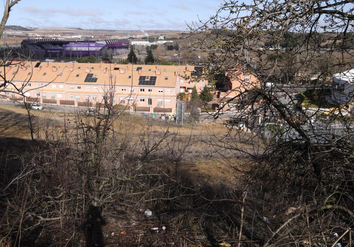 Terrenos de la calle Julio Senador Gómez, en la ladera norte de Parquesol, donde se construirá el residencial de viviendas de alquiler joven.