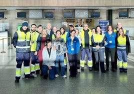 Miembros de la corporación junto con parte de la plantilla del aeropuerto de Villanubla