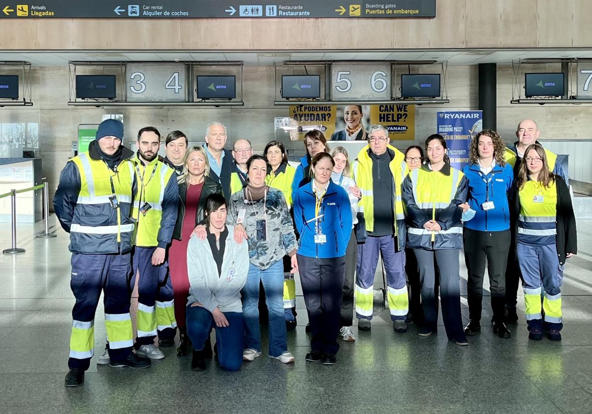 Miembros de la corporación junto con parte de la plantilla del aeropuerto de Villanubla