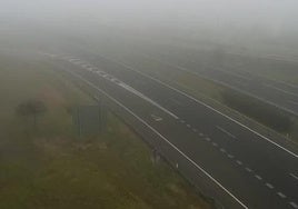 Estado de la A-62 a la altura de la localidad palentina de Dueñas, este martes por la mañana.