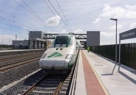 Un tren de la línea de alta velocidad Madrid-Galicia en la estación de Medina del Campo.