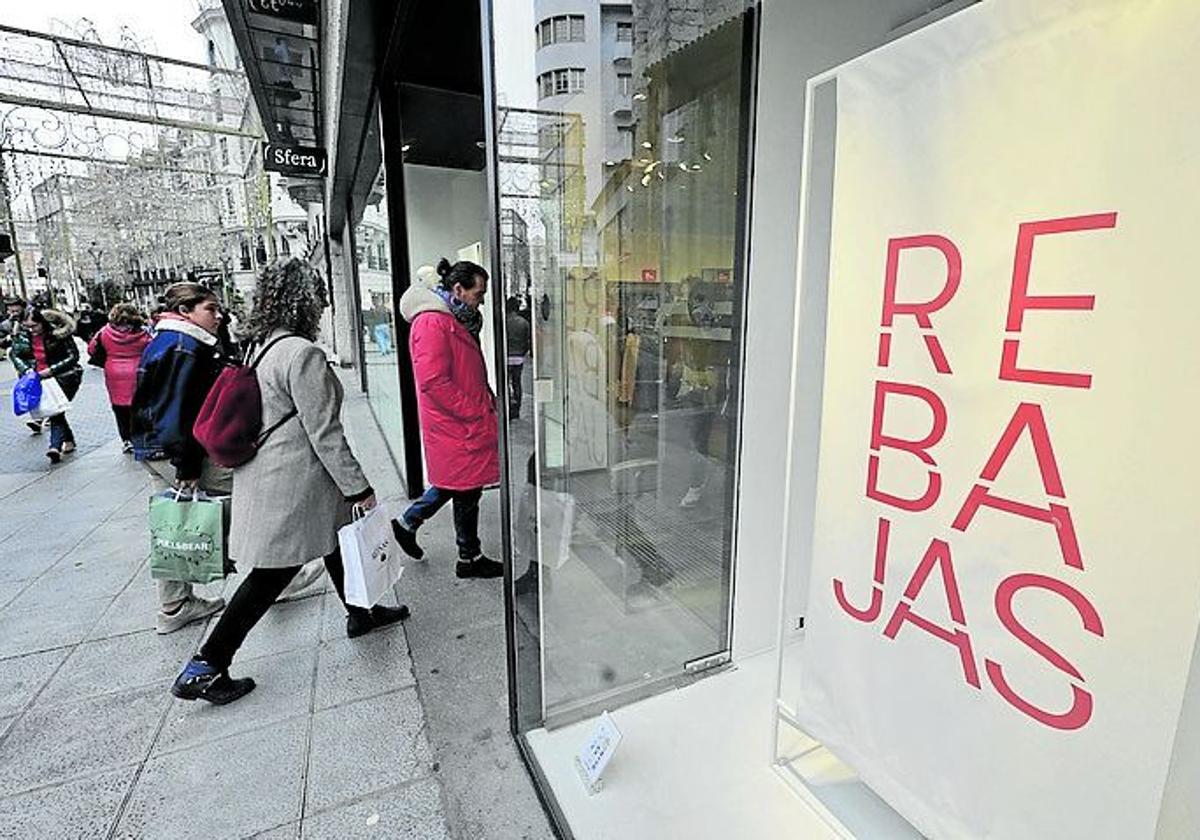 Clientes entrando a un comercio de la calle Santiago de Valladolid el pasado 7 de enero para aprovechar las rebajas.