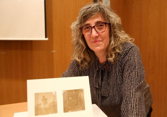 La investigadora Esther Maganto, junto a las fotografías halladas.