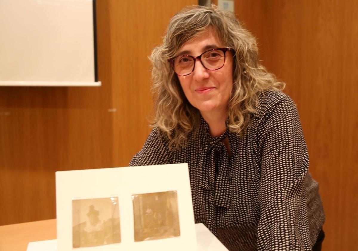 La investigadora Esther Maganto, junto a las fotografías halladas.