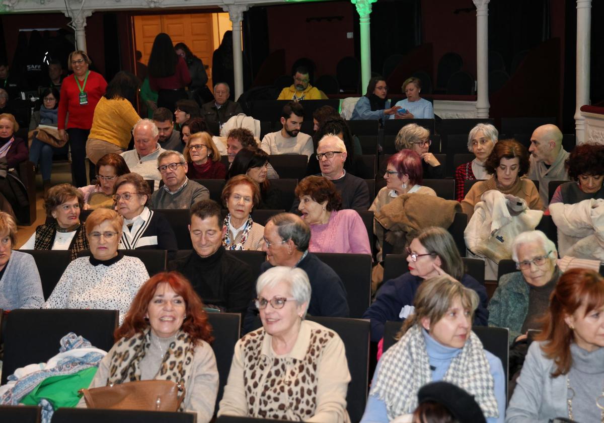 El público llenó el Teatro Principal en la gala de la Asociación Contra el Cáncer de Palencia.