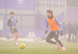 Florian Grillitsch, durante el entrenamiento de este martes en los Anexos, con Aznou al fondo.