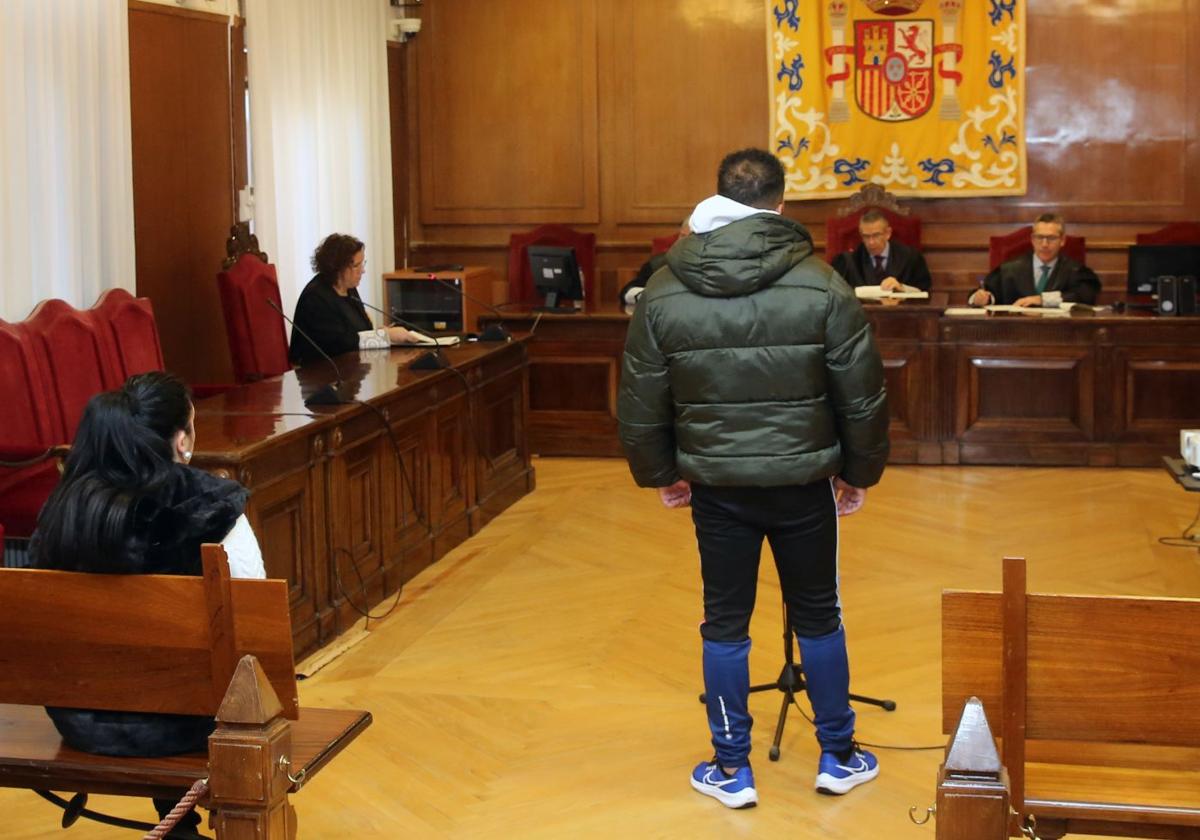 Los acusados frente los magistrados de la Audiencia Provincial de Segovia.