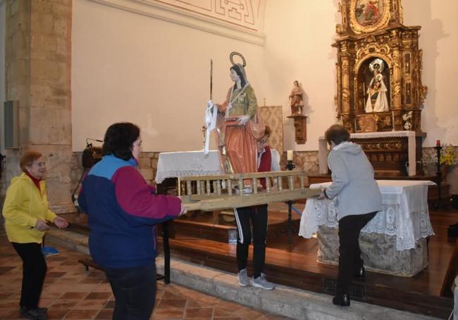 Las mujeresa de Mucientes preparan a la Santa para las celebraciones de este miércoles