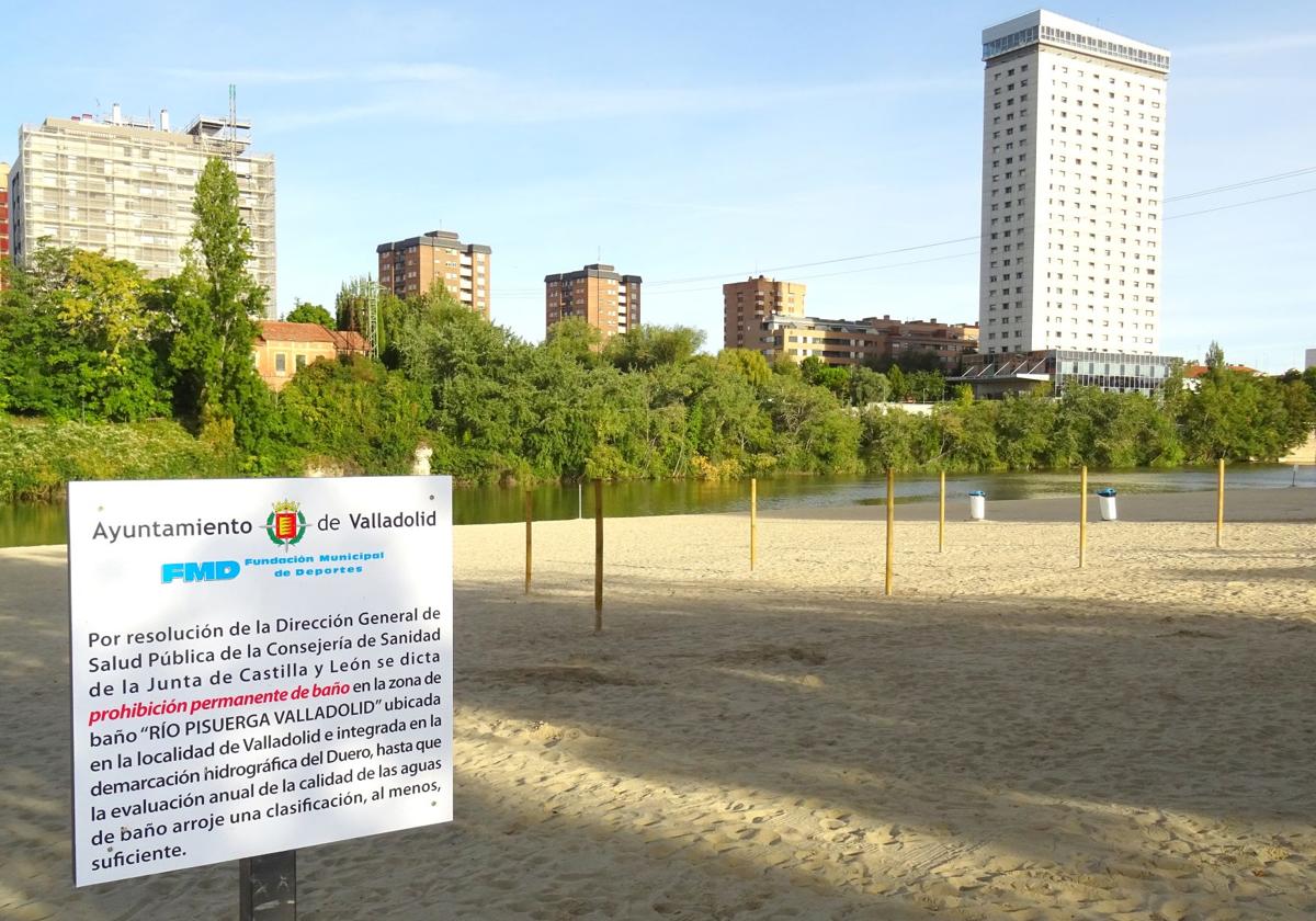 Cartel colocado este pasado verano en la playa de Las Moreras en el que se prohibía el baño por la mala calidad de las aguas.