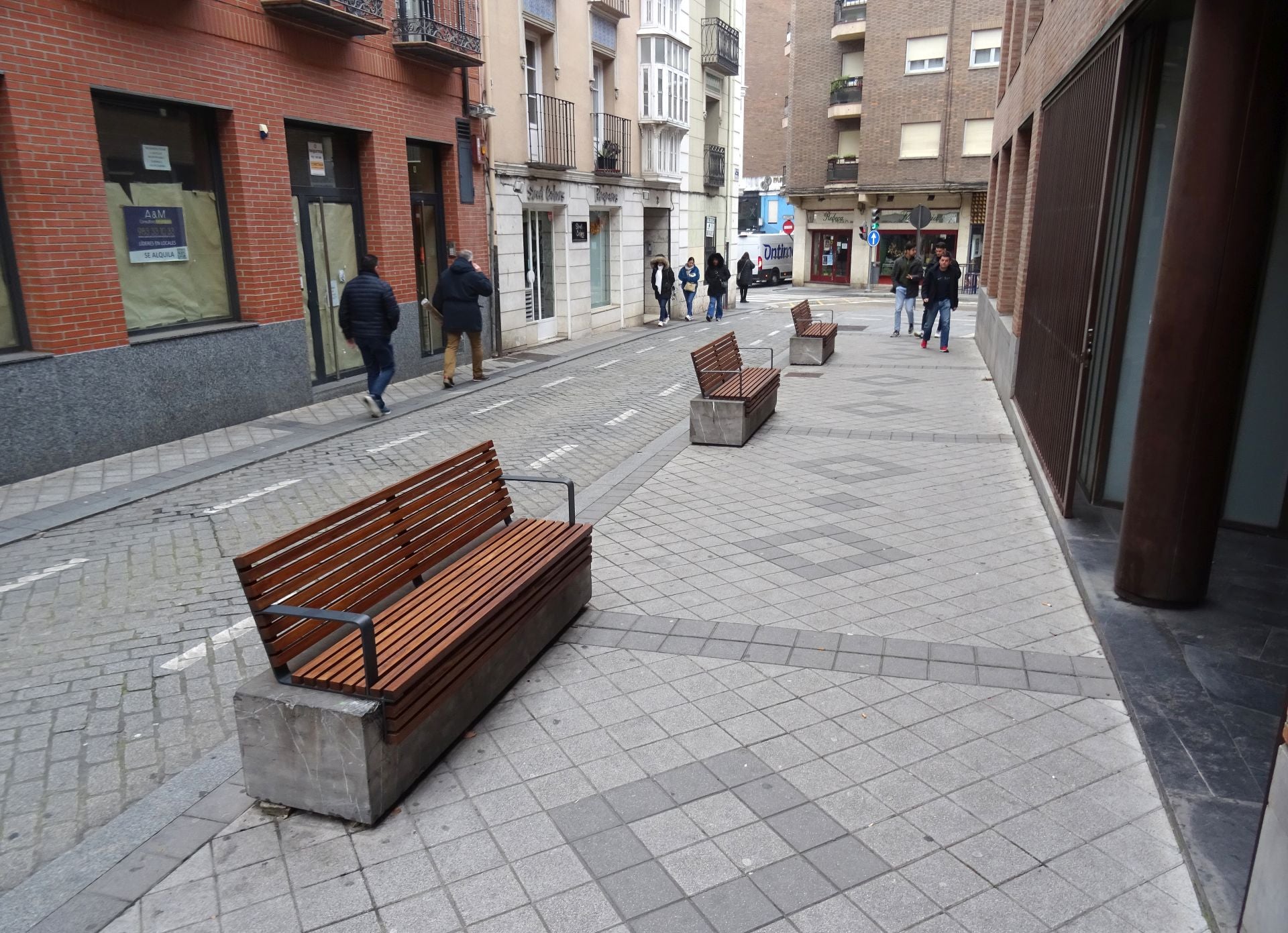 Las imágenes del nuevo mobiliario de la calle Torrecilla