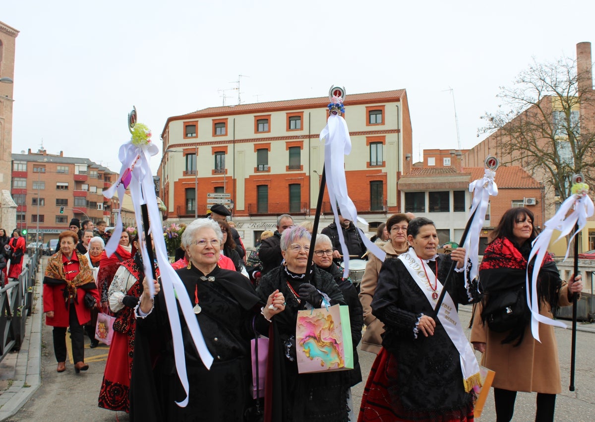 Imagen secundaria 1 - Procesión por la calle Padilla