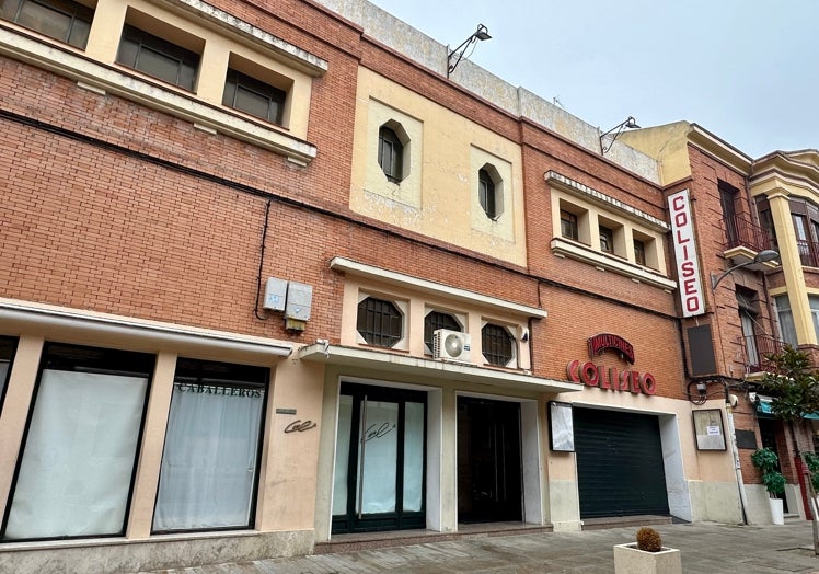 Entrada de los Cines Coliseo de Medina del Campo