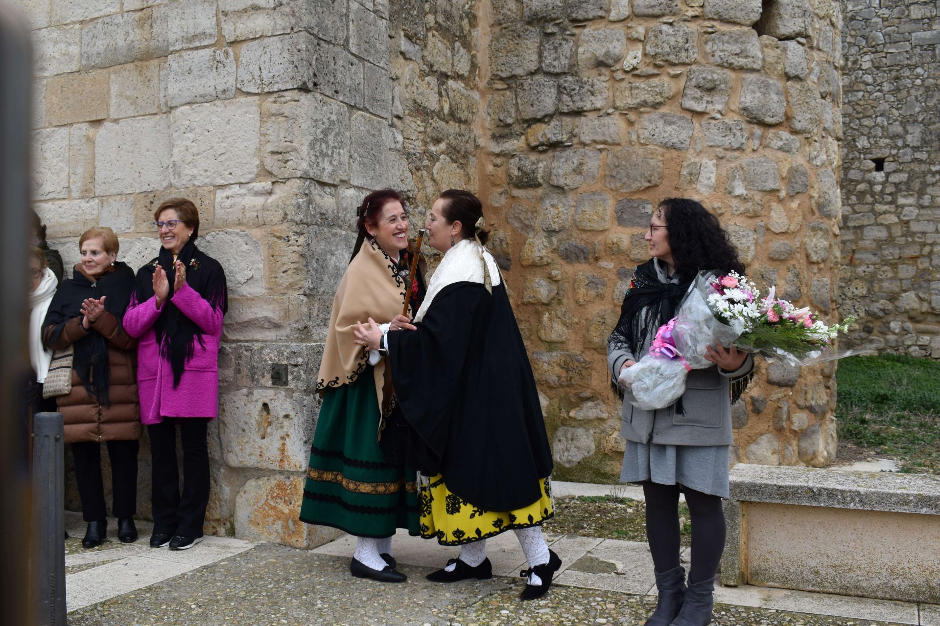 Inés Escudero Panedas recibió el bastón de mando de la Águeda alcaldesa saliente y un ramo de flores que le entregó la alcaldesa de Mucientes, Ana Belén Prieto Herrera