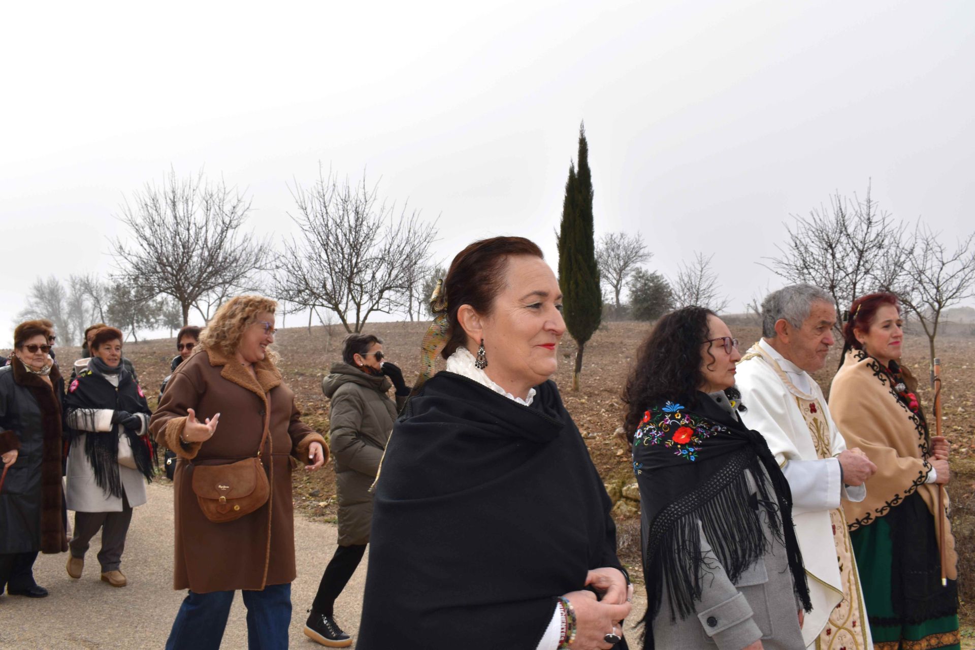 Como es tradición en la localidad mucenteña, a media mañana las celebrantes se dirigieron a la ermita al son de dulzainas y tambor de la Escuela de música tradicional Tierra de Pinares