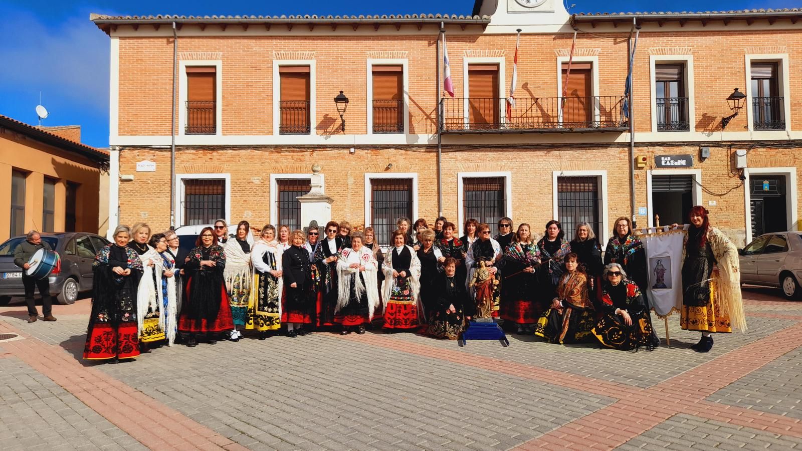 Más de 30 mujeres se dieron cita en la Plaza de Mota del Marqués para honrar a Santa Águeda