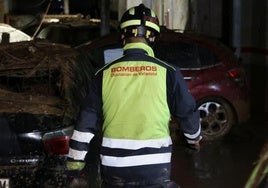 Imagen de archivo de un bombero de la Diputación en los trabajos en Valencia por la dana.