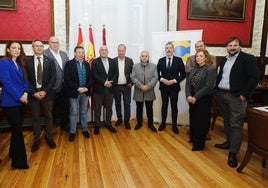 Foto de familia tras la reunión entre representantes de Conferco y el alcalde de Valladolid, Jesús Julio Carnero, este miércoles.